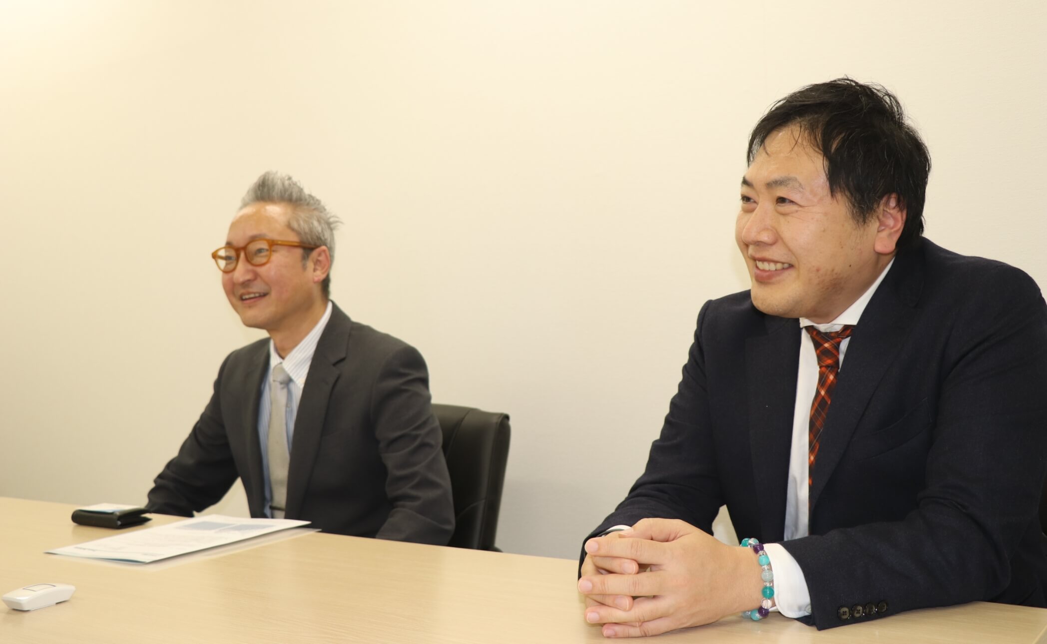 （左）総務担当　高木光尋　様、（右）代表取締役　長谷川佳弘　様