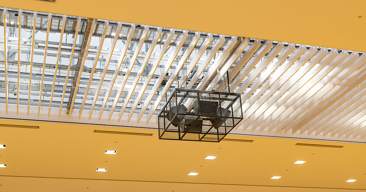 体育館の音響システムを構成する基本的な機材